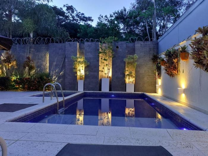 Casa alto padrão na Ferradura em condomínio com piscina privativa