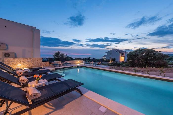 Dino, modern & luxury ap. with a pool for 6