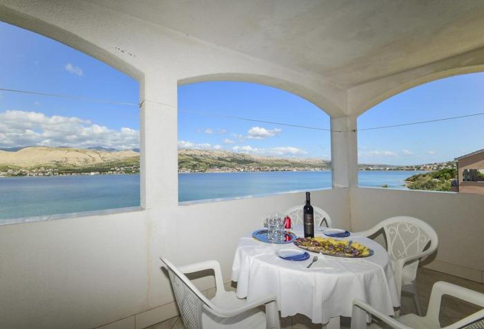 Azra - Seafront Apartment Pag
