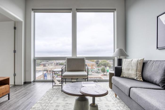 Logan Sq 1BR w Roof Gym 1 block to L CHI-479