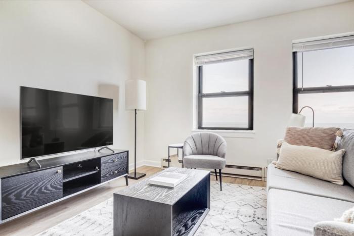 Gold Coast 1BR w Doorman Gym 2 blocks to L CHI-554