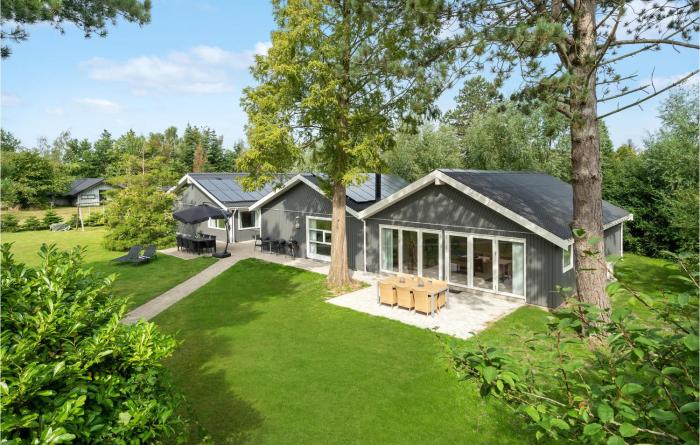 Amazing Home In Væggerløse With Sauna