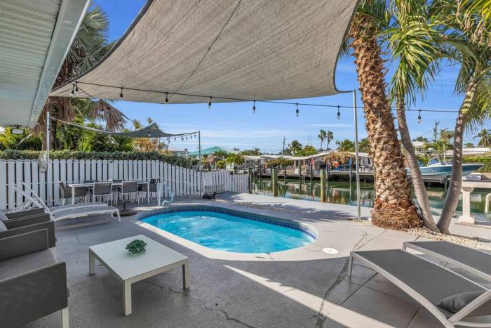 Villa Bella Newly Remodeled With Private Dock and Pool & Cabana Club Access - 7 night minimum stay