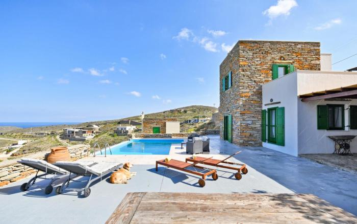 Villa Eliza with a swimming pool and sea view in the area of Otzia, on the island of Kea