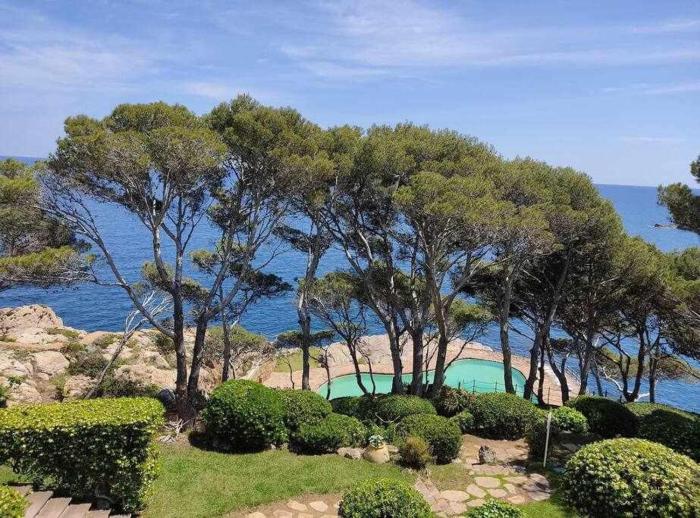 Holiday Dúplex Cap Sa Sal at the edge of the sea