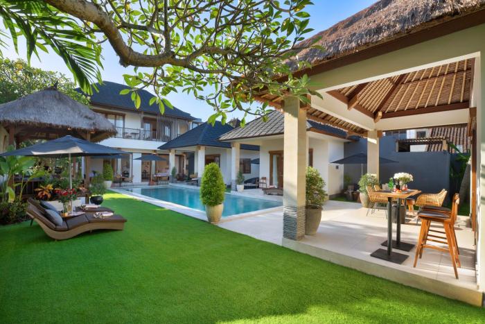 Big PRIVATE 11 Bed, 12,5 Bath, Rosefield Villa with POOL, close to the beach