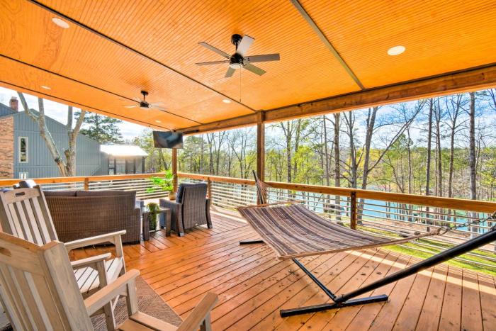Townville Lake House with Private Dock, Kayaks!