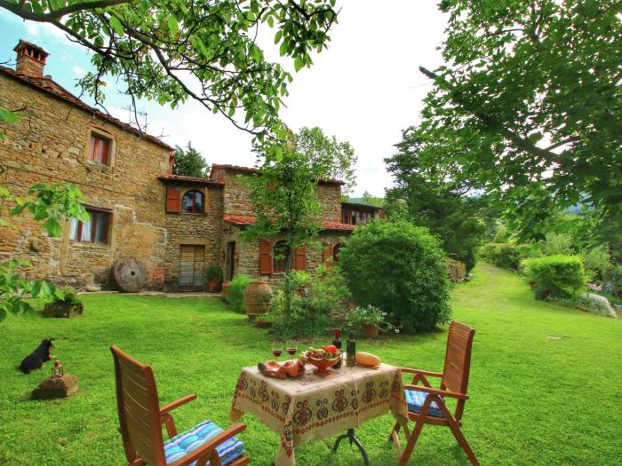 Farmhouse in Cortona with pool