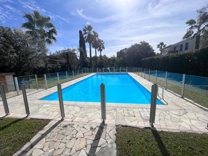 Appartement climatisé avec terrasse, vue jardin et piscine