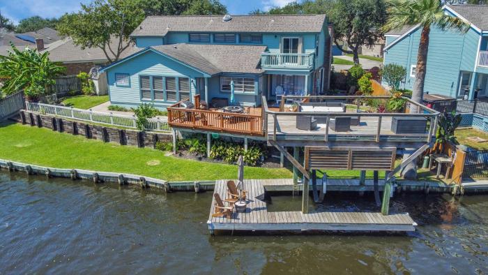 Madeline Lake Oasis Home in Galveston On the Water!