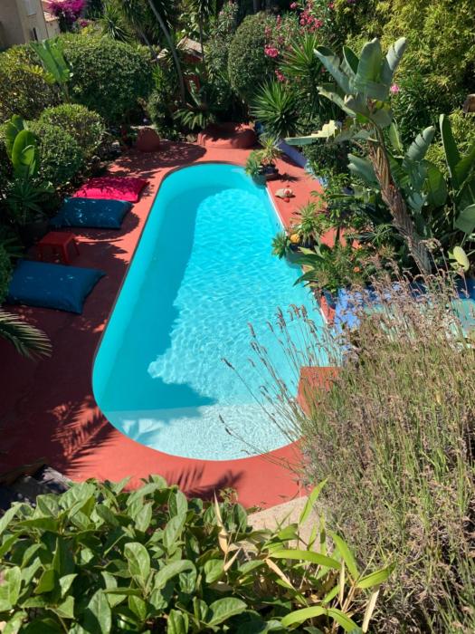 "La Villa Bali", en Bord de Mer à 5 mn des plages avec Piscine à cascade, Grand extérieur unique sur le thème de Bali