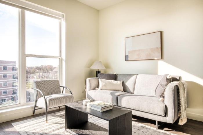 Elmhurst 1br w lounge pool gym nr Metra CHI-866