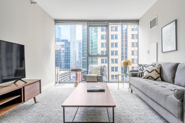 Loop 1BR w Pool Gym nr Financial District CHI-261