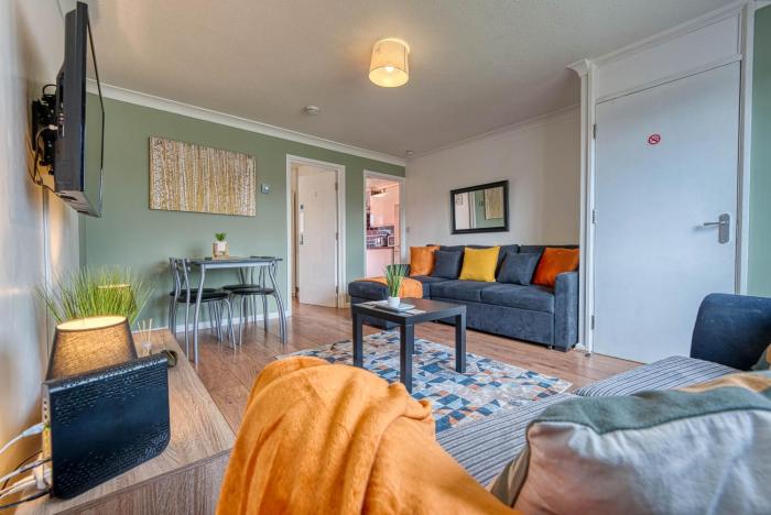 Contractor House near Birmingham City Centre HS2 BCU and ASTON University M6 Motorway Private Garden FREE Superfast WIFI