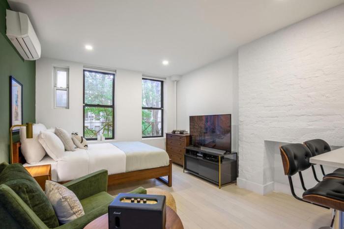 E Village Studio w renovated virtual doorman NYC-316