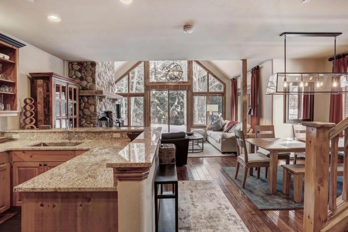 High Ceilings, Natural Light- 3 Bedroom Arrowhead Village Condo