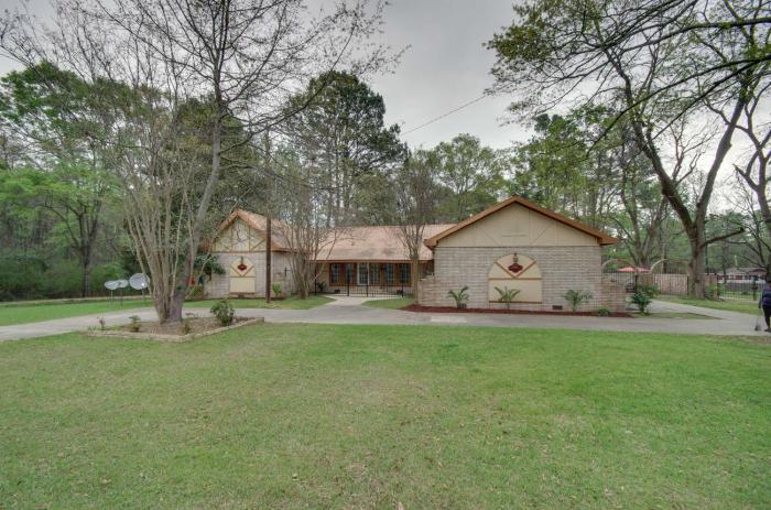 Hazlehurst Vacation Rental with Shared Yard!