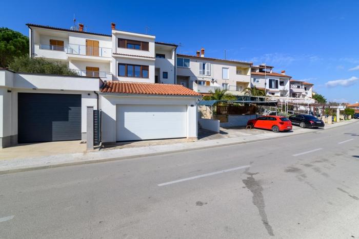Apartments with parking spaces Pula - 20625