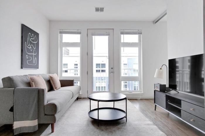 2B w WD Gym Rooftop Steps from T stop BOS-533