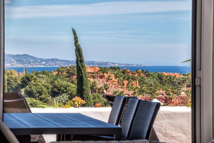 2 bedroom with sea and mountain views, pool