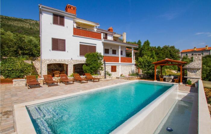 Stunning Apartment In Labin With 2 Bedrooms And Outdoor Swimming Pool