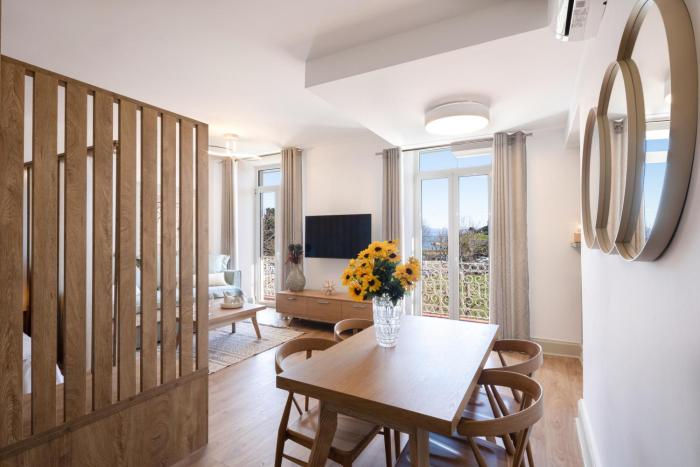 Rivoli Luxurious Seaview Suite in Liston Square