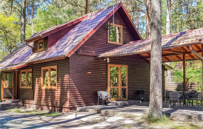 Cozy Home In Debki With Kitchen