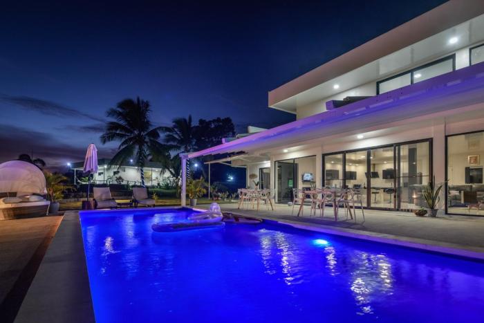 Ocean Breeze Cove - Luxury Retreat