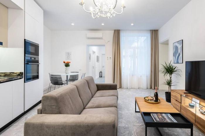 Berthelot King’s Apartment with courtyard