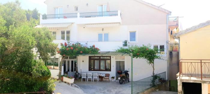Apartments with a parking space Tucepi, Makarska - 20886