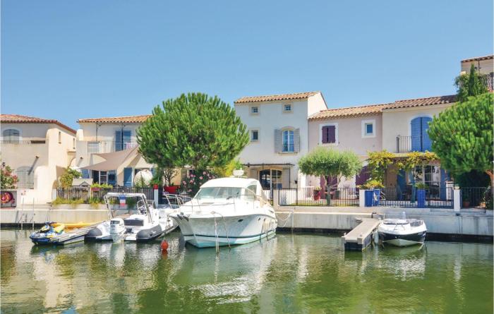 Nice Home In Aigues-Mortes With Kitchen
