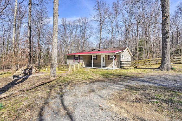 Charming Home with Yard Near Shenandoah River!
