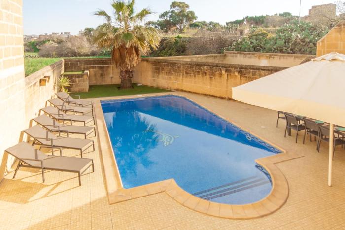 Centre Island Gozitan Farmhouse & Pool - Happy Rentals