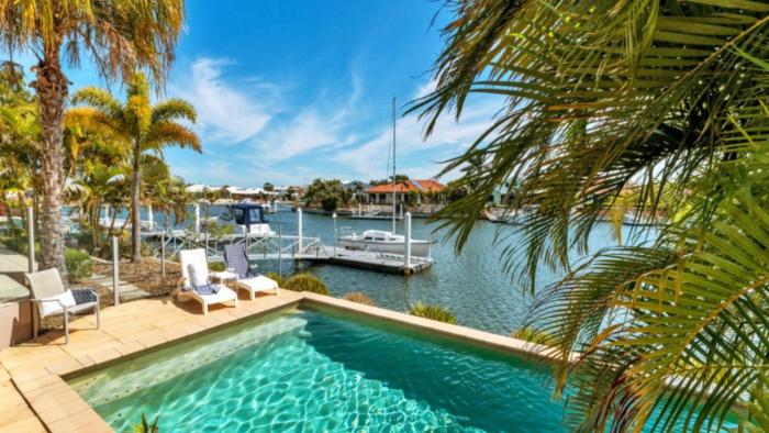 Spacious Canal Home With Pool