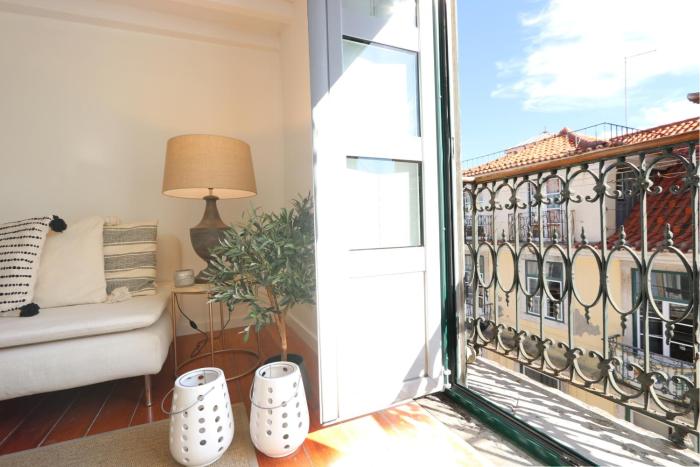 Chic Urban Retreat at Downtown with Balcony & Views, 5th-floor no lift