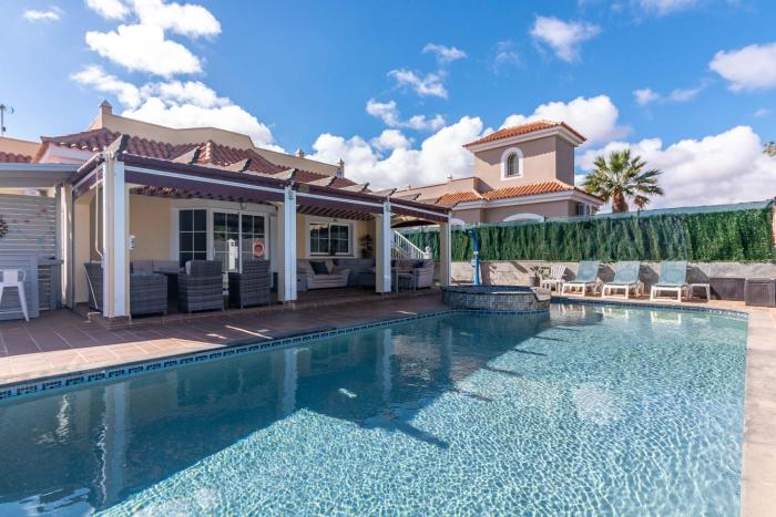 Comfortable family house with pool and jacuzzi