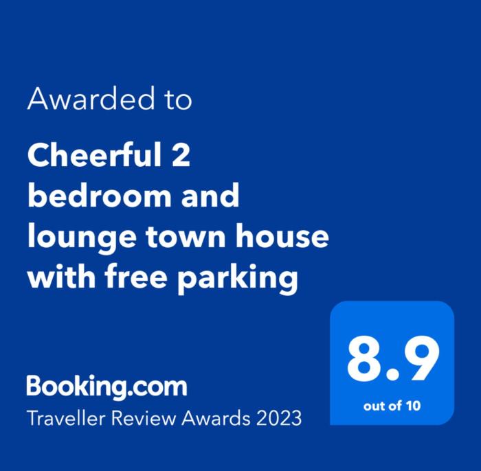 Cheerful 2 bedroom and lounge town house with free parking