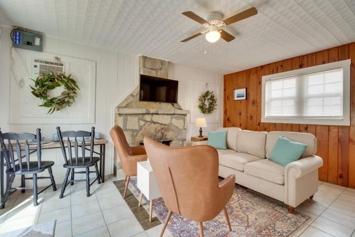 Mountain Home Cabin w Fire Pit < 1 Mi to Lake!