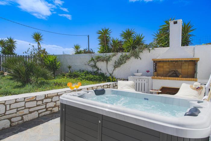 Irinis B & W house with jacuzzi