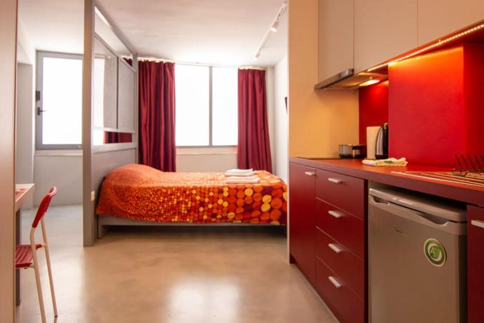 Red cosy studio in Athens center