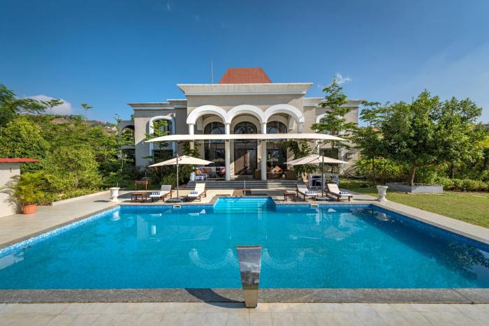 SaffronStays Zuma Villa - 7BR pet-friendly villa with heated pool, 6000 sqft lawn, play zone & cards room near Pawna Dam
