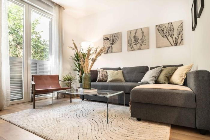 Calm apartment with private patio by REMS