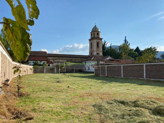 Cabaña con excelente ubicación y zona verde.