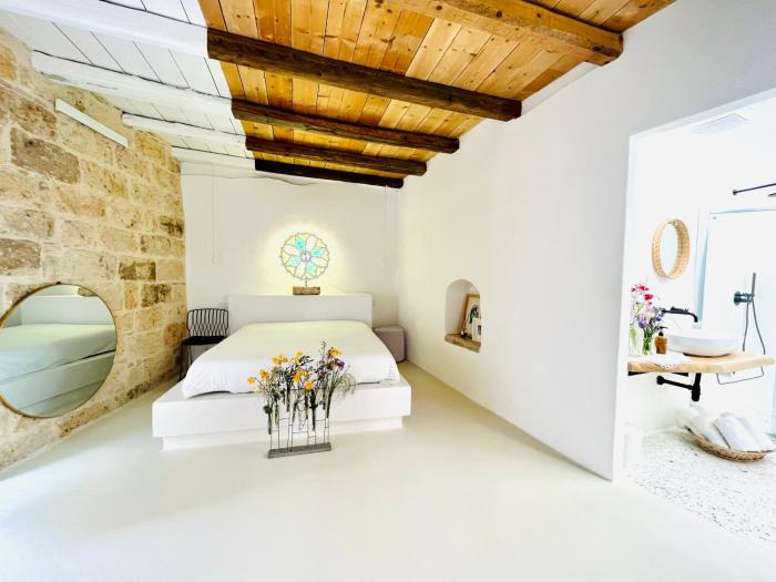 Hydria Guest House Art Gallery Dimora d artista con terrazza e vasca idromassaggio nel cuore del borgo antico Artists Home with terrace and jacuzzi in the heart of the old town