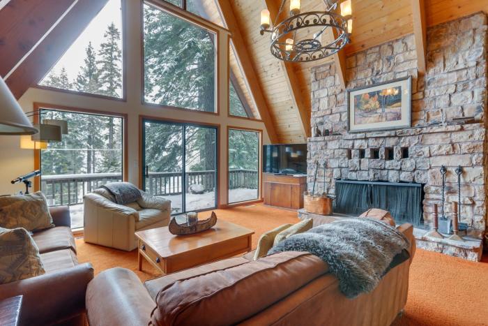 Donner Lake Views Rustic Truckee Cabin!