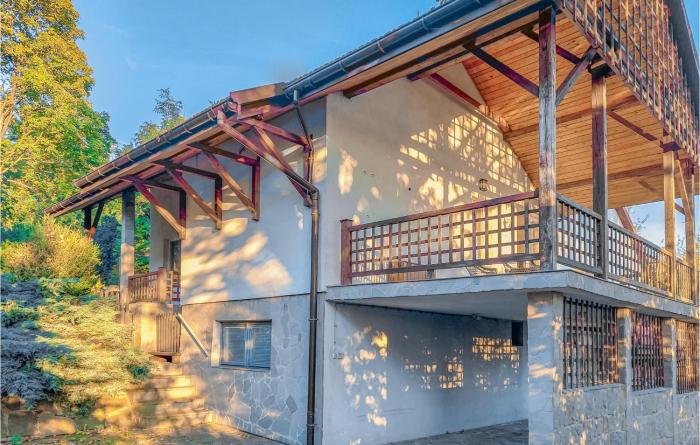 6 Bedroom Amazing Home In Mucharz