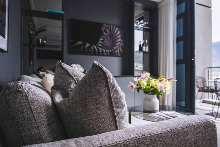 "Table Mountain View" - Stylish one bedroom with stunning Lions Head & Table Mountain views