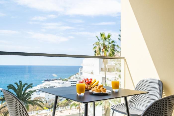 Apartment with ocean view and parking