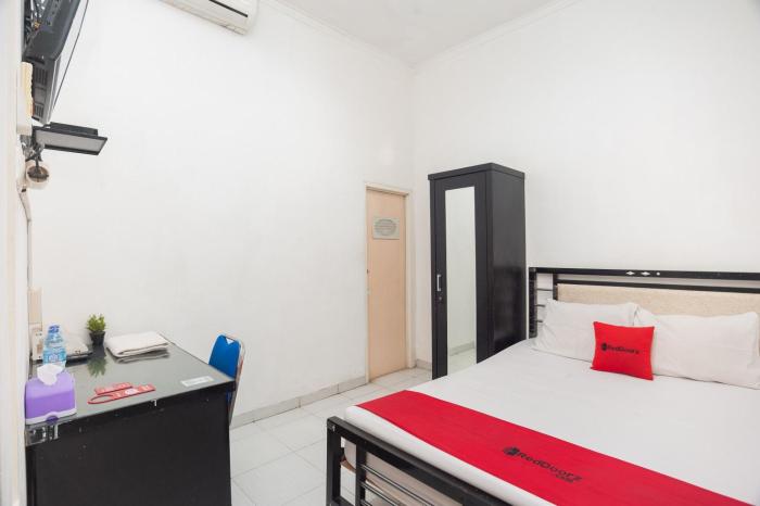RedDoorz Syariah near Grand Galaxy Park