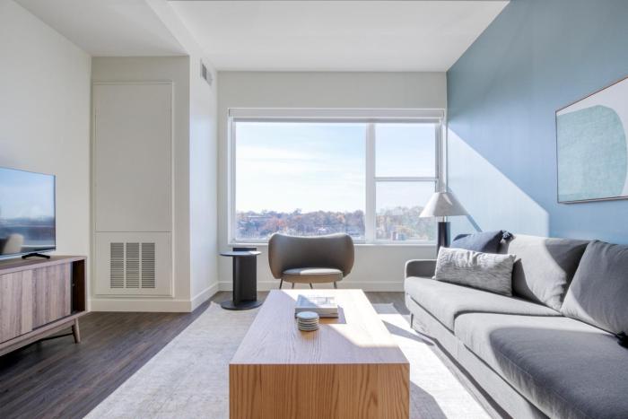 Elmhurst 1br w lounge pool gym nr Metra CHI-861